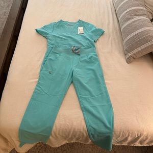 ❤️SOLD❤️ Figs set in aqua